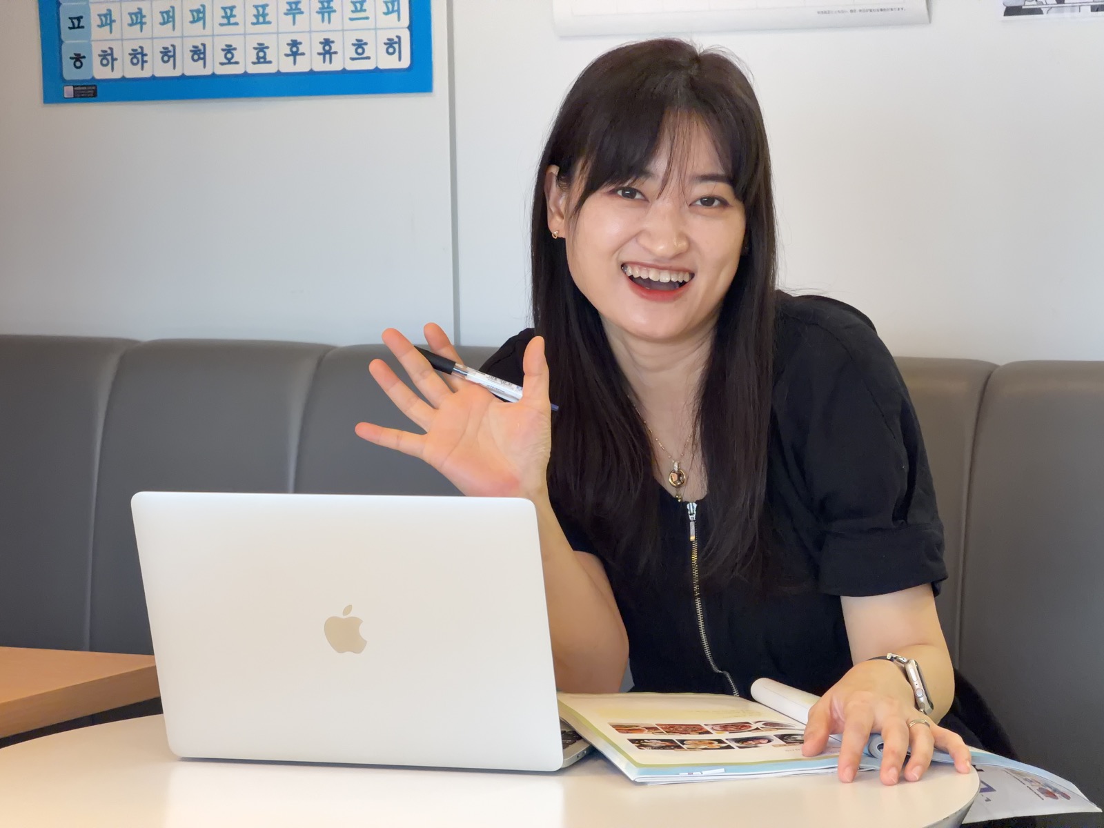 パソコンと教材を使ったオンラインレッスンの様子