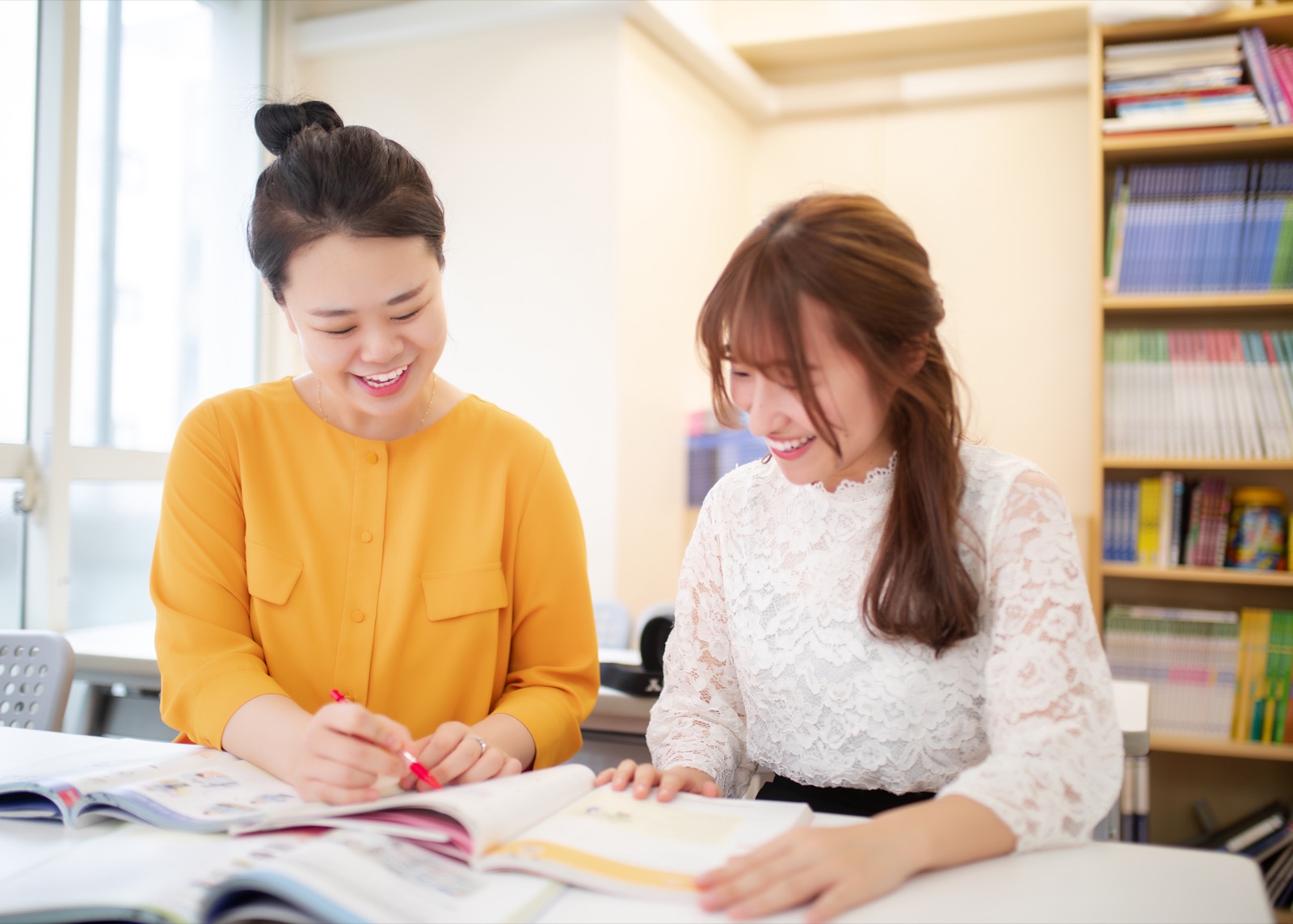 講師と教材を見ながら学ぶ個別レッスンの様子
